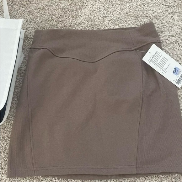 Lululemon scuba HR mini skirt with a Lululemon shopping bag size M - Picture 2 of 5